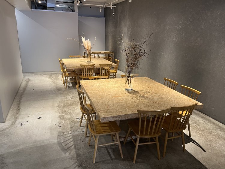 奥にはゆったりとくつろげるテーブル席がある。