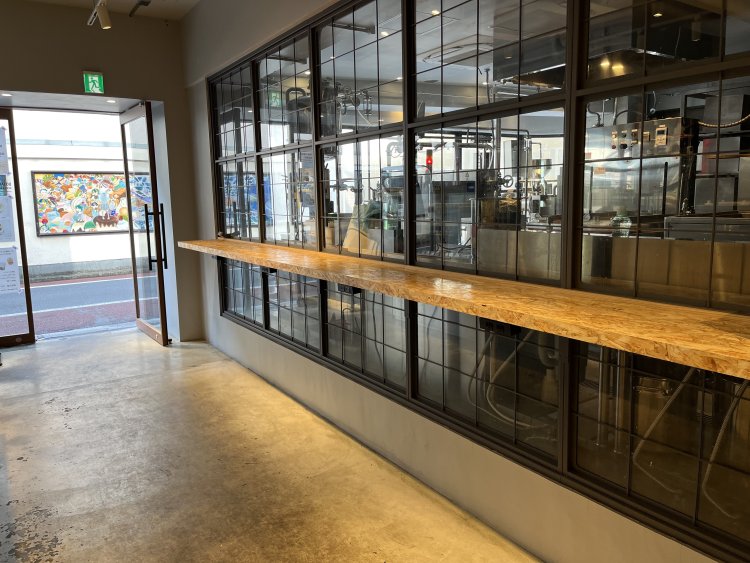 入り口からすぐのところにカウンターがあり、タイミングがよければ豆乳の製造風景も見られる。