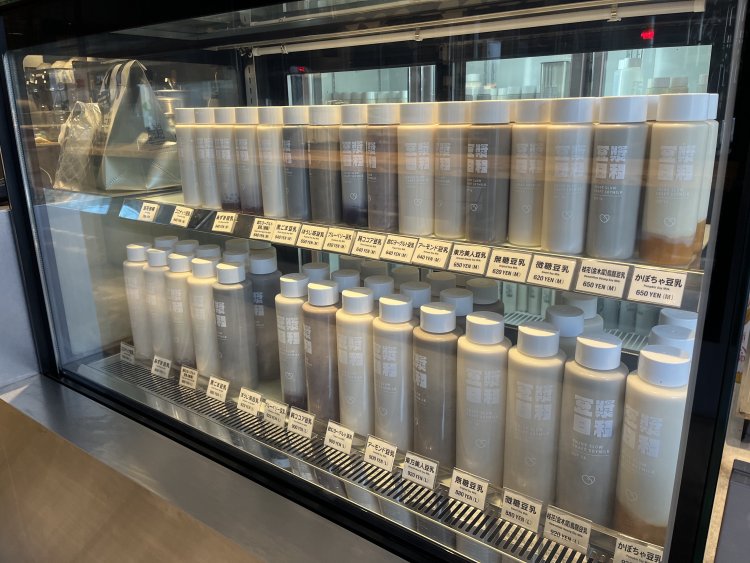大豆の味わいをダイレクトに感じられる無糖豆乳をはじめ14種が揃う。ボトルもおしゃれ！ Mサイズ620円〜、Lサイズ880円〜。