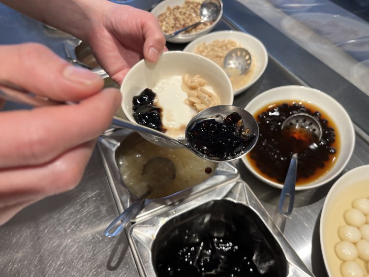 豆花のトッピングには甘く煮たピーナッツと仙草ゼリー。単品だと好きな6トッピングが選べる。