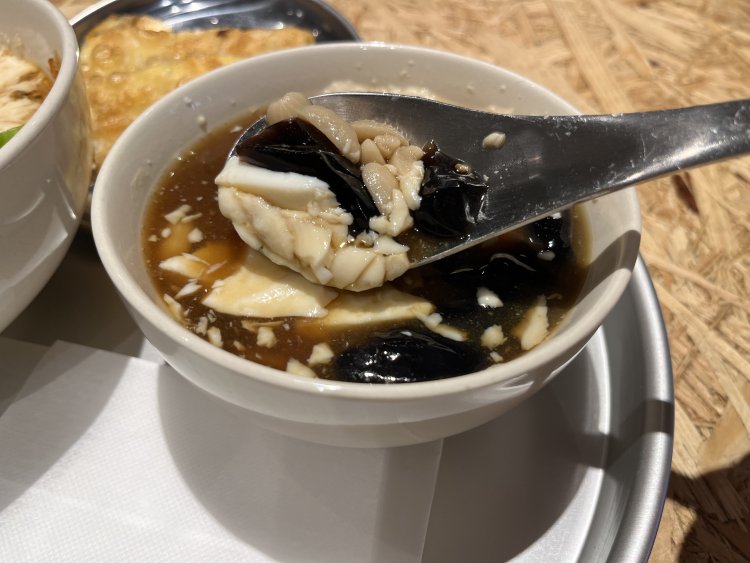 煮豆のように甘く味つけられたピーナッツはホロホロ、もちっとした仙草ゼリーはクセがなく食感が楽しい。