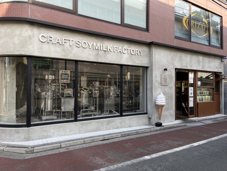 コンクリート打ちっぱなしのおしゃれな店内。入り口右側はテイクアウト用だ。