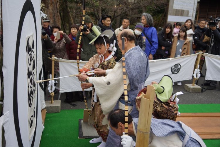 江戸時代中期から行われている「御歩射」と呼ばれる昔ながらの形式で的を射る。
