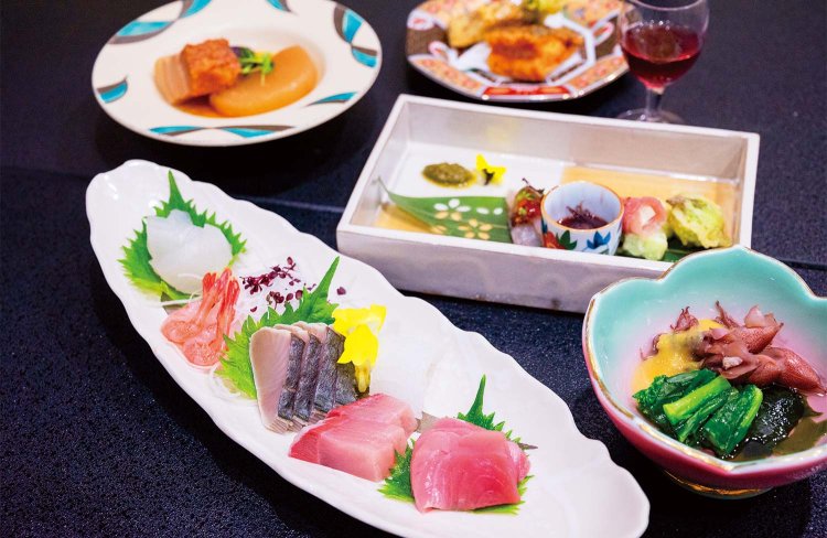 夕食は甘エビやマグロなど新鮮な魚をお造りに。手作りのサングリアや豚の角煮が並ぶ。