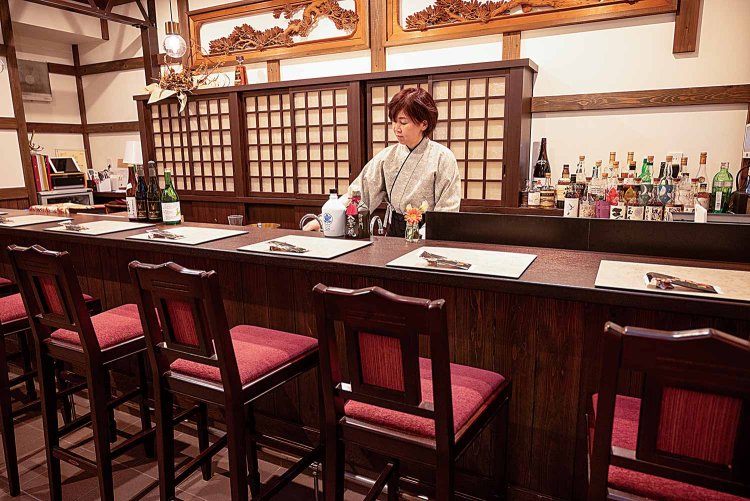 『蔵ステイ池森』に併設したバー。カウンターでは唎酒師（ききさけし）の典子さんが日本酒を注ぎ、料理を作る。