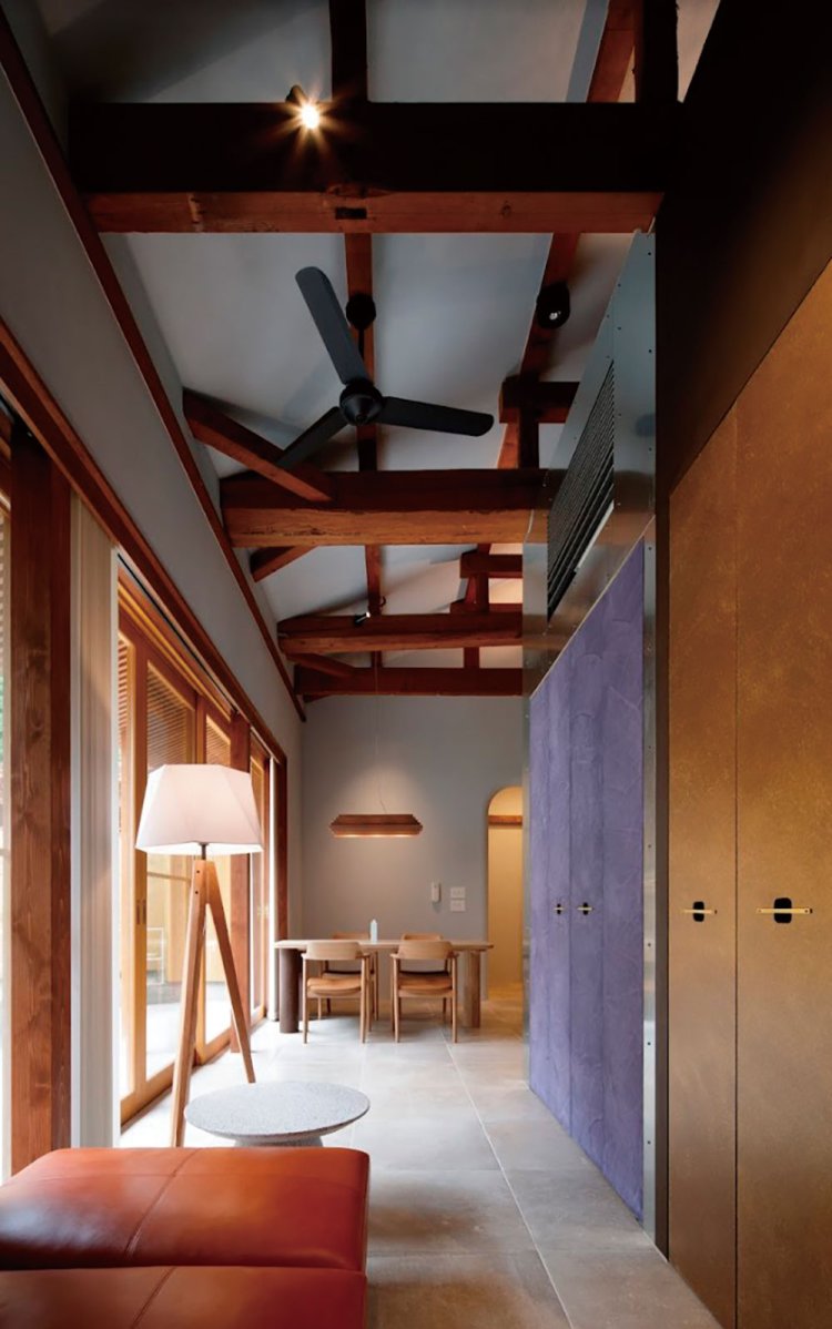 『湯の里いけもり別館 天座AMAZA』の客室「SORA」は高い天井にむきだしの梁が見える。　