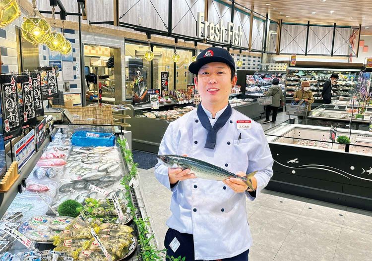 「高知県では『魚が新鮮』は当たり前。カツオだけでなく、季節ごとの黒潮育ちの魚介がありますよ」と鮮魚担当の福岡一紀（かずき）さん。