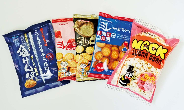 お土産に最適なご当地お菓子。右から。マックシュガーコーン、ミレービスケット（トリュフ風味・いちごミルク風味）、塩けんぴ。