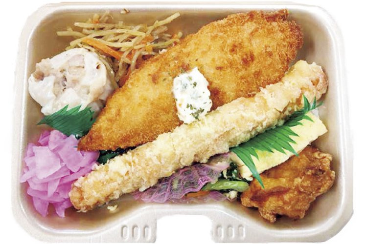 ガッツリ食べたい地元民のための「おかずギッシリ！のり弁♪」。