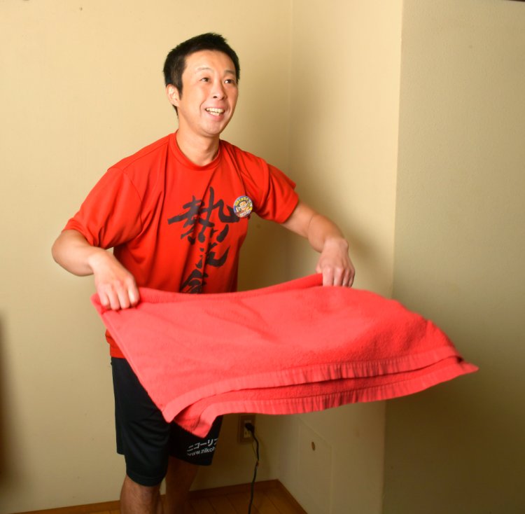 「楽しく元気になってください！」と熱波師の藤原和昭さん。絵描きでもあり、グッズデザインも担当する。