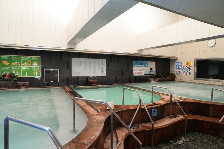 キリッと冷たい備長炭を通した水風呂。マイナスイオン効果あり。