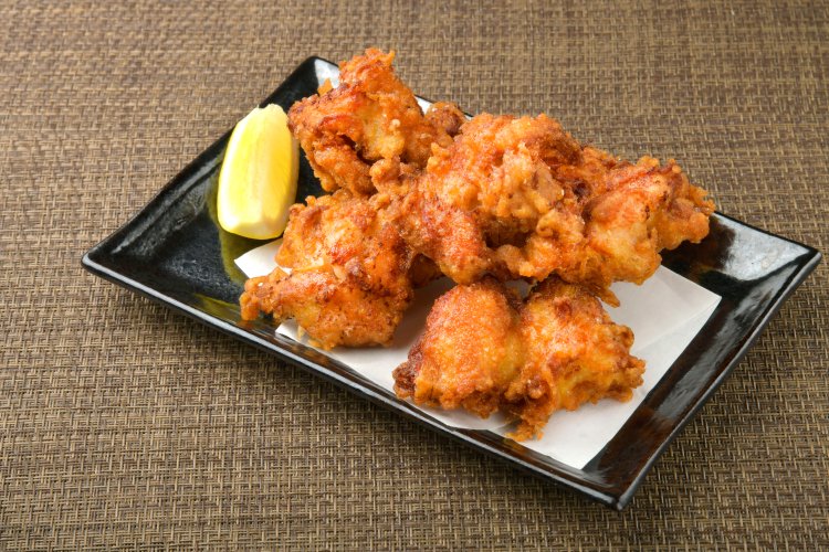 「ダイナマイトロウリュ麺」（上）990円、「やみつきザンギ」590円など、ここならではのサ飯も充実。