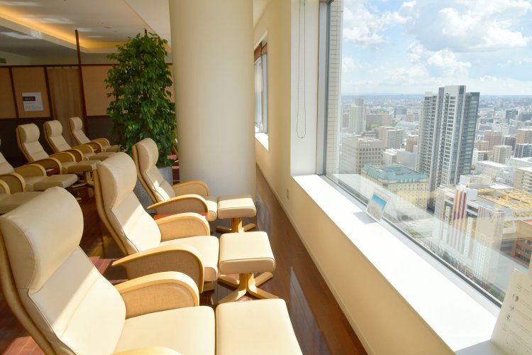 休憩所にも大窓が。手前にはカフェがあり、ドリンクや食事も味わえる（有料）。