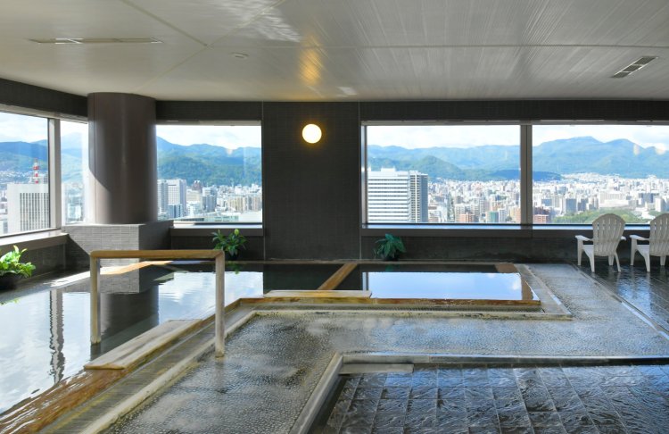 こちらは男性風呂、女性側からも同様の札幌の街並みが見える。
