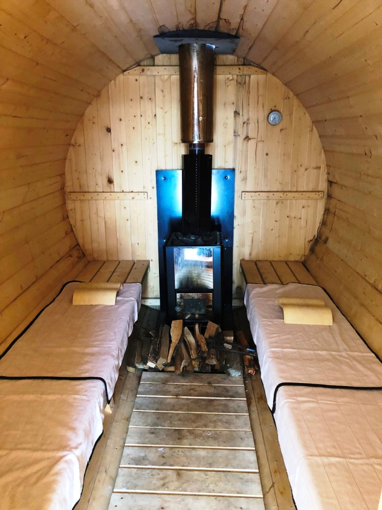 サウナヒーターの世界シェアナンバー1ブランド「HARVIA（ハルビア）」のストーブとサウナストーンが置かれたバレルサウナ。