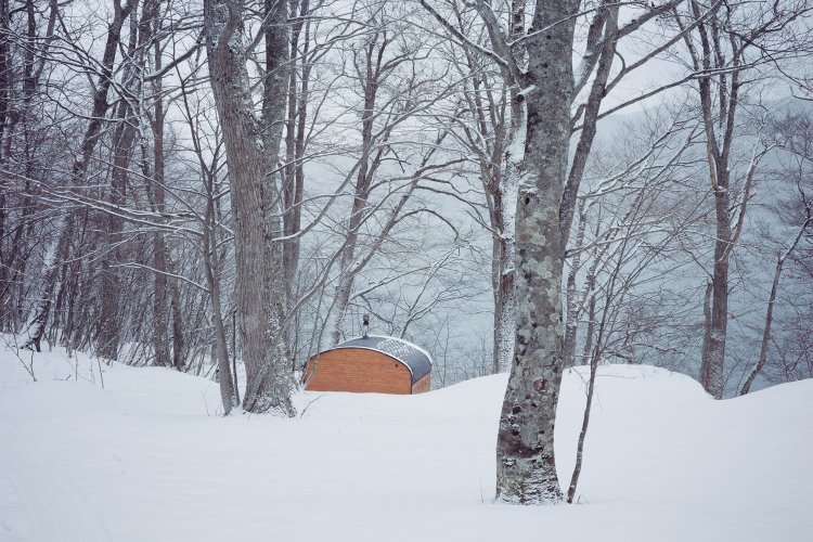 『宇樽部キャンプ場』は冬期休みのため貸切状態。サウナはロシア製のバレルタイプ（撮影＝Maya Matsuura）。