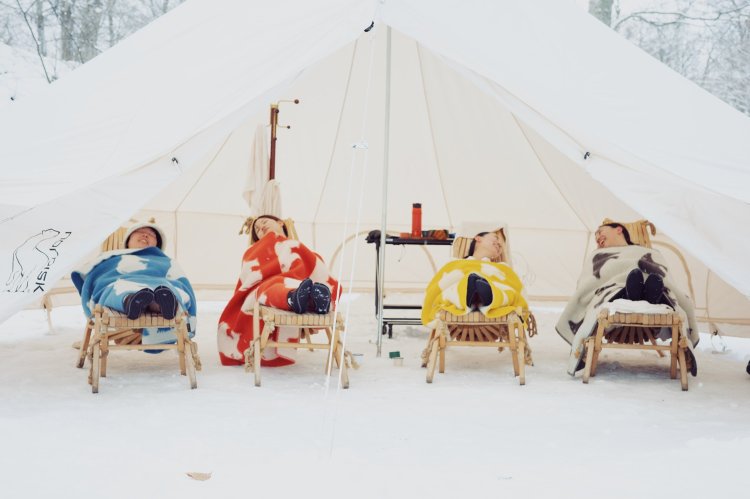 外気浴はテントで。気温が0度以下になるため毛布を貸してくれる（撮影＝Maya Matsuura）。