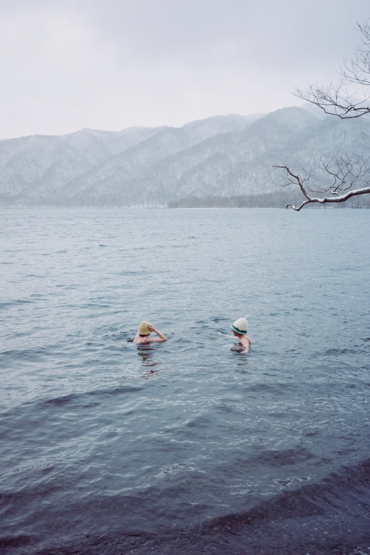 湖から眺める周囲の森の美しいこと！　普段は見られない景色に感動必至だ（写真＝Maya Matsuura）。
