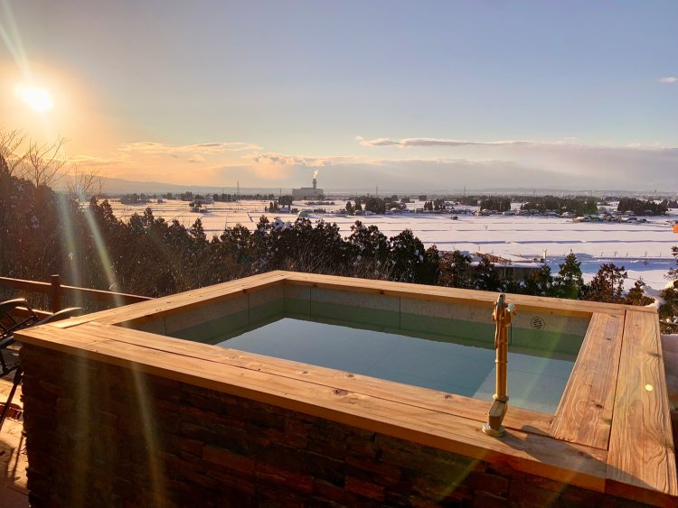 立山連峰からの雪解け水が使われた水風呂。まろやかな肌ざわりが心地よい。