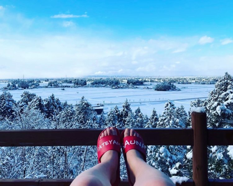 外気浴スペースは断崖絶壁に作られている。平野の向こうには市街地や海が。