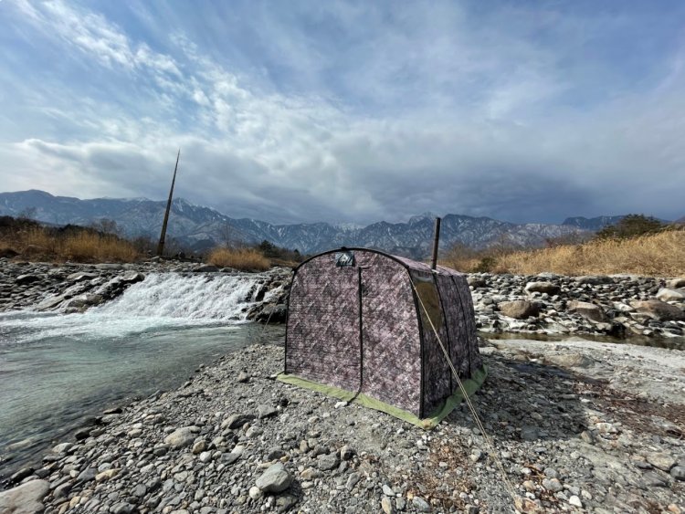 テントは川のすぐそばに設営するため、サウナを出たらすぐ水風呂が楽しめる。安全のためスタッフが立ち会い、火入れや注意点の説明もしてくれるのでビギナーでも安心。