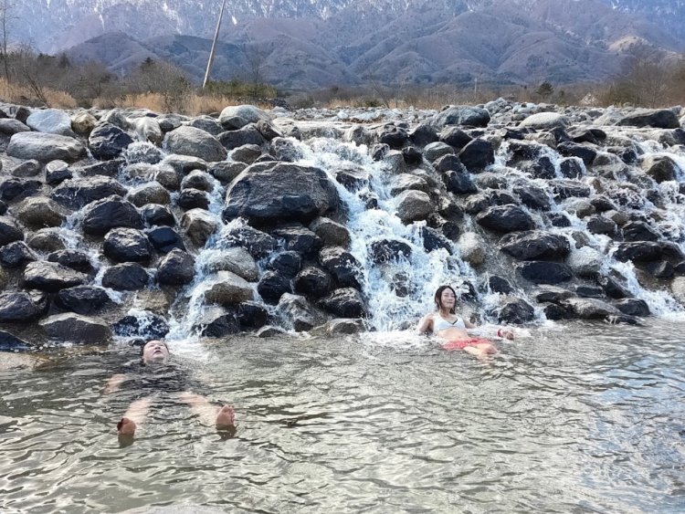 川幅が広く開放感抜群！　浅瀬なので座ったり寝転んだりできる。
