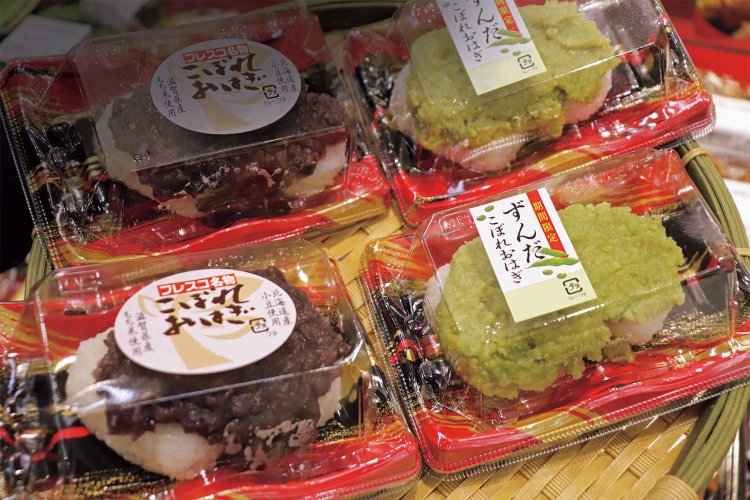 九州＆滋賀県産もち米の上に風味豊かなあんこがこぼれるほどのった、『フレスコ』名物「こぼれおはぎ」。「ずんだこぼれおはぎ」もある。