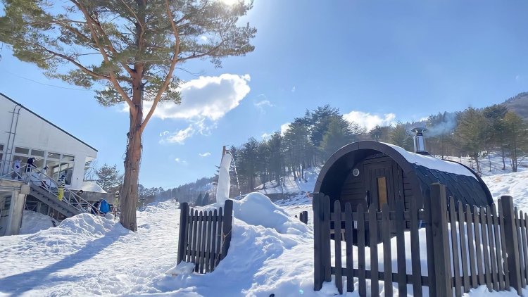 サウナ小屋は「ヘルシンキ」（右）と「コトカー」の2種類から選ぶことができる。