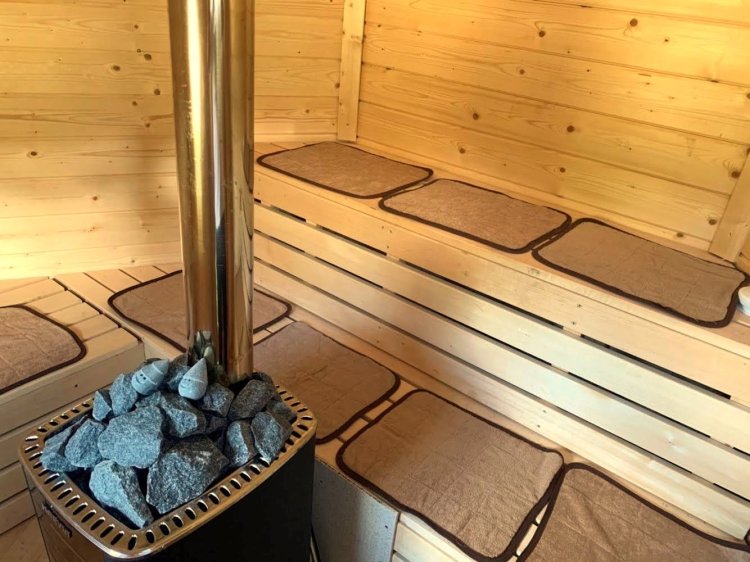 薪ストーブは「見た目がおしゃれ」で選んだというエストニア製。