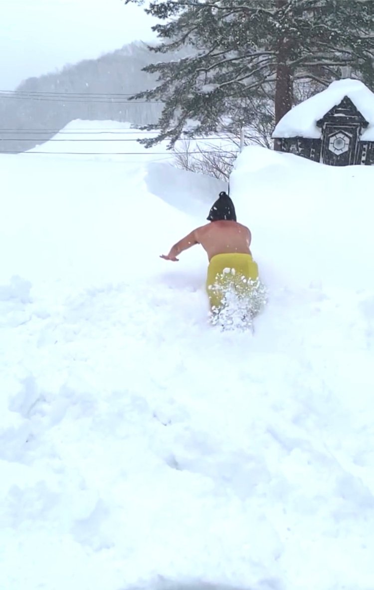 サラサラの新雪への雪ダイブは忘れられない思い出になるはず。ほてった体に雪が効くう～！