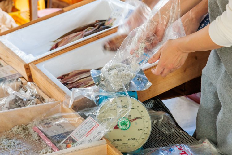 ちりめんじゃこなど高知のおいしいものがずらり。