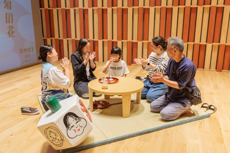 高知の宴会文化がわかる 「土佐のおきゃく講座」では、ジュースでお座敷遊びを体験。