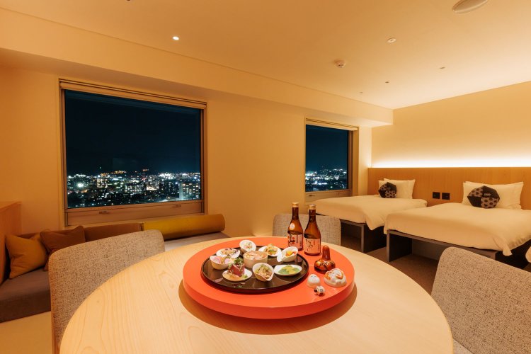 客室に円卓を備える。地酒やおつまみ、お座敷遊びに使う「べく杯」などが付く「酔っちょれセット」4800円で宴会だ。