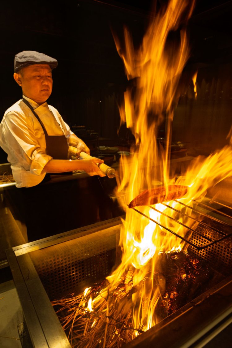 夕食ビュッフェでは、カツオの藁（わら）焼きの実演も。