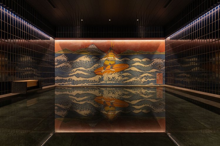 高知文化を満喫したあとは大浴場へ。子どもの成長を願い掲げる高知の工芸品 「フラフ」をモチーフにした内湯。高知の山野草を植栽した庭園露天風呂もある。