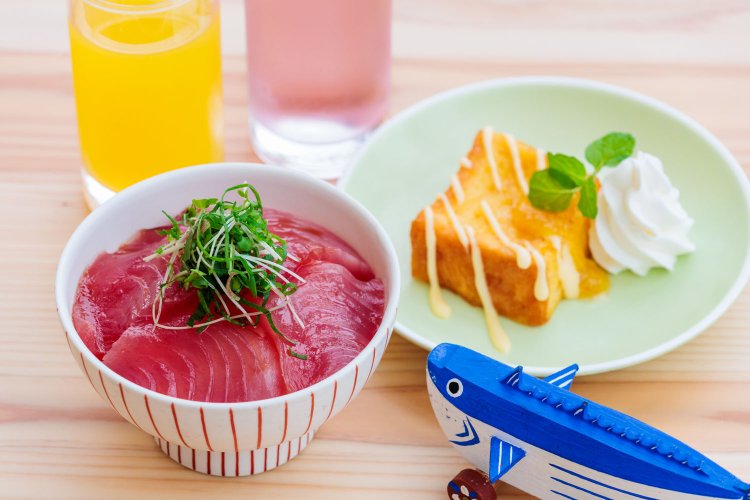 朝食ビュッフェには、料理長厳選のカツオ丼やユズ香るフレンチトーストが登場。