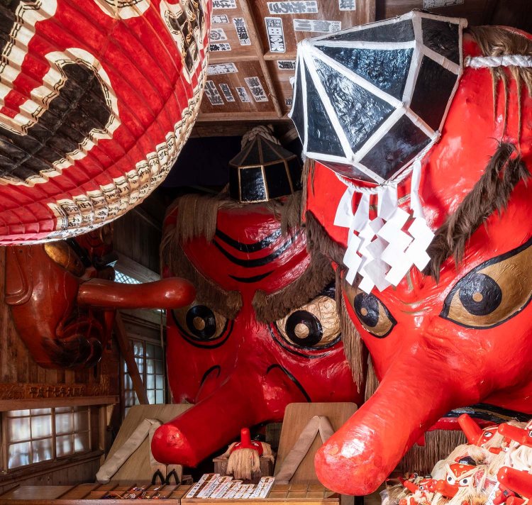 圧倒的な存在感に畏怖の念を抱く大天狗面。かたわらには丸山下駄製造所が手がけた日本一大きな桐下駄も見える。