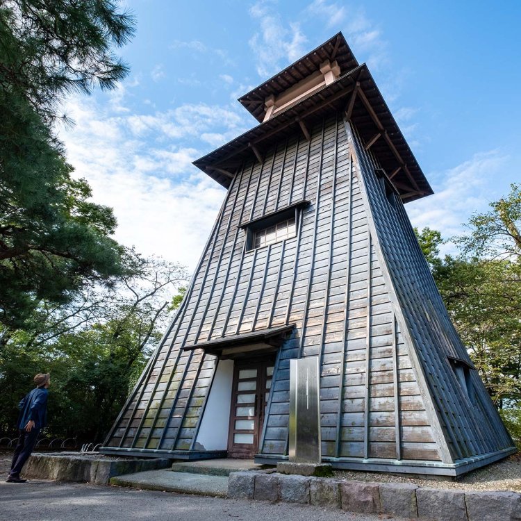 公園のシンボル的存在である鐘楼。