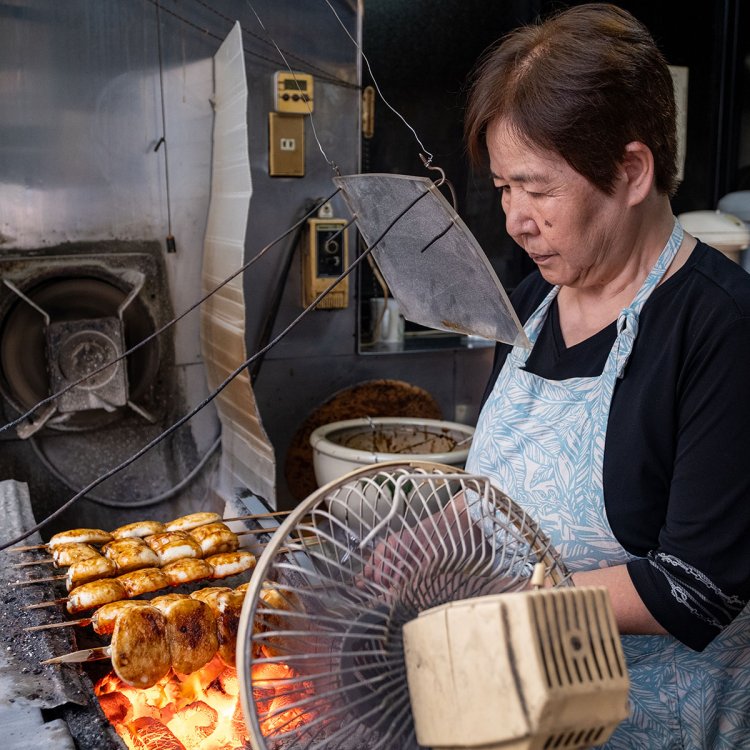 注文を受けてから高温の炭火で丁寧に両面を焼き上げていく東宮好子さん。