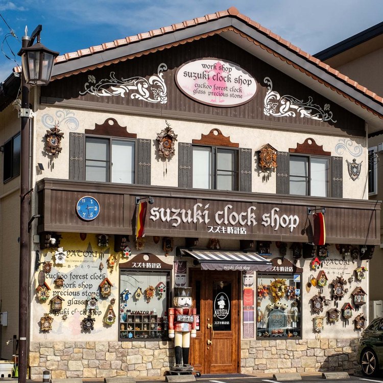 入り口脇に立つ大きなくるみ割り人形が目印。