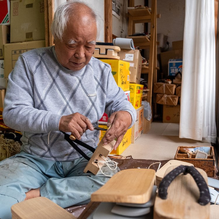 見事な手さばきで鼻緒をくくりつけていく丸山さん。