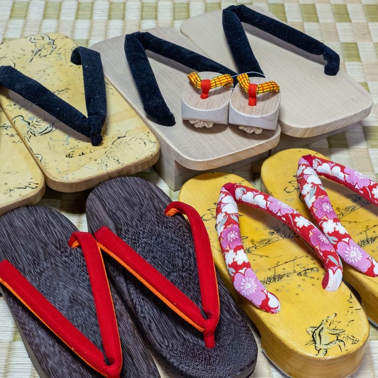 鼻緒の色の違いや柄の有無など種類も多彩だ。