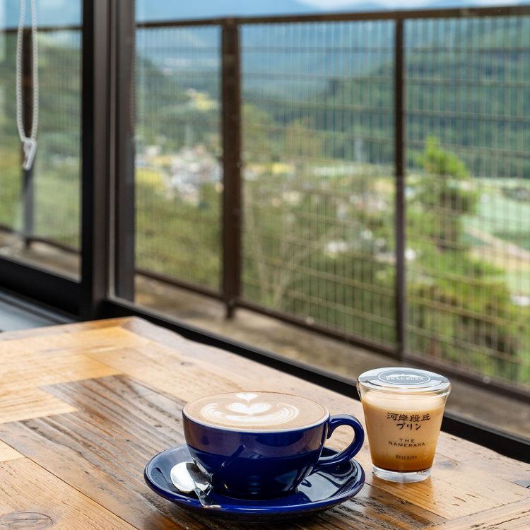 カフェラテ480円、河岸段丘プリン330円など良心的な価格も魅力で、つい長居したくなる。