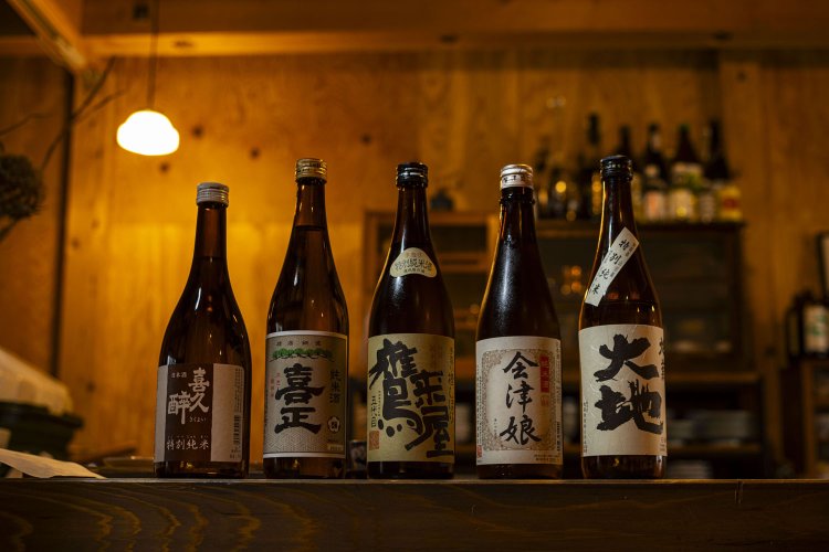 店の雰囲気にピッタリな品ぞろえ。旨い日本酒は約30種、半合660円～。