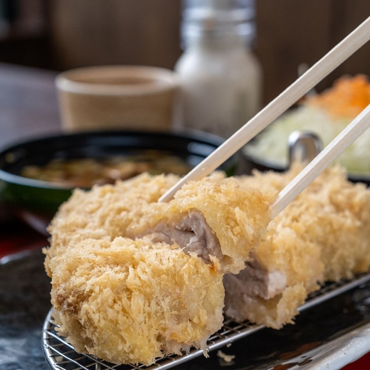肉のやわらかさとしっとりとした食感が際立つ超熟尾瀬ドリームポークのロースかつ定食。