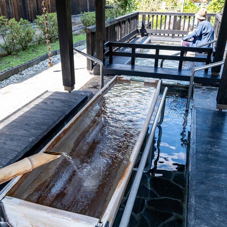 『南郷温泉しゃくなげの湯』の源泉を引いた足湯も利用可。