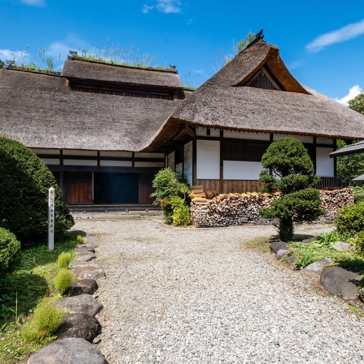 かやぶき屋根をいただいた重厚な主屋。