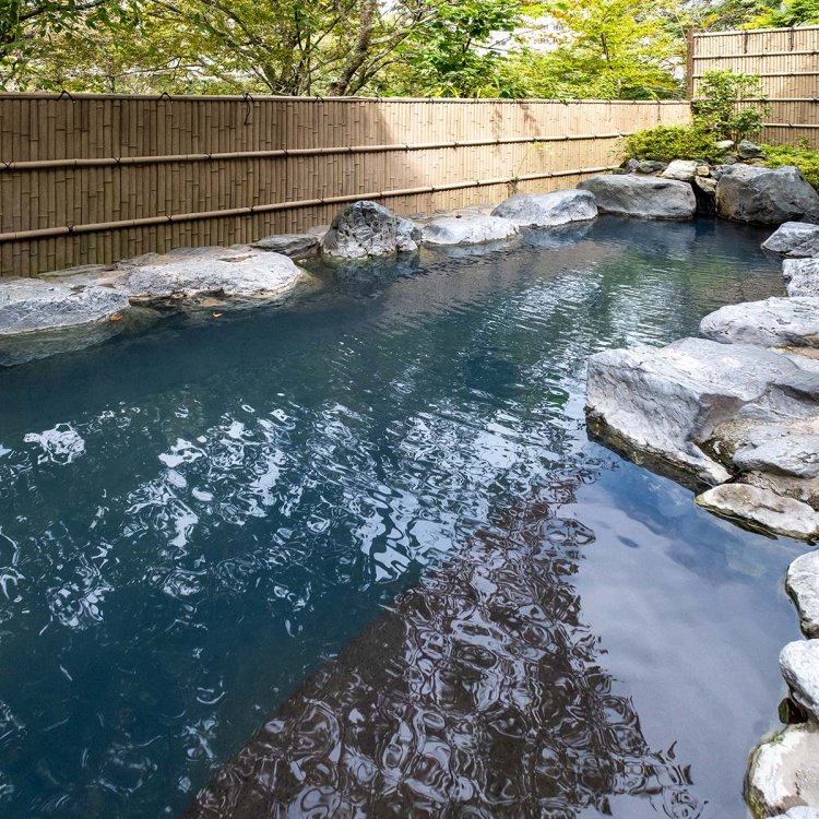 岩をあしらった男性用露天風呂。