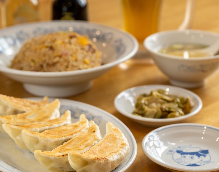 焼餃子330円やチャーハン550円などの定番料理も健在。
