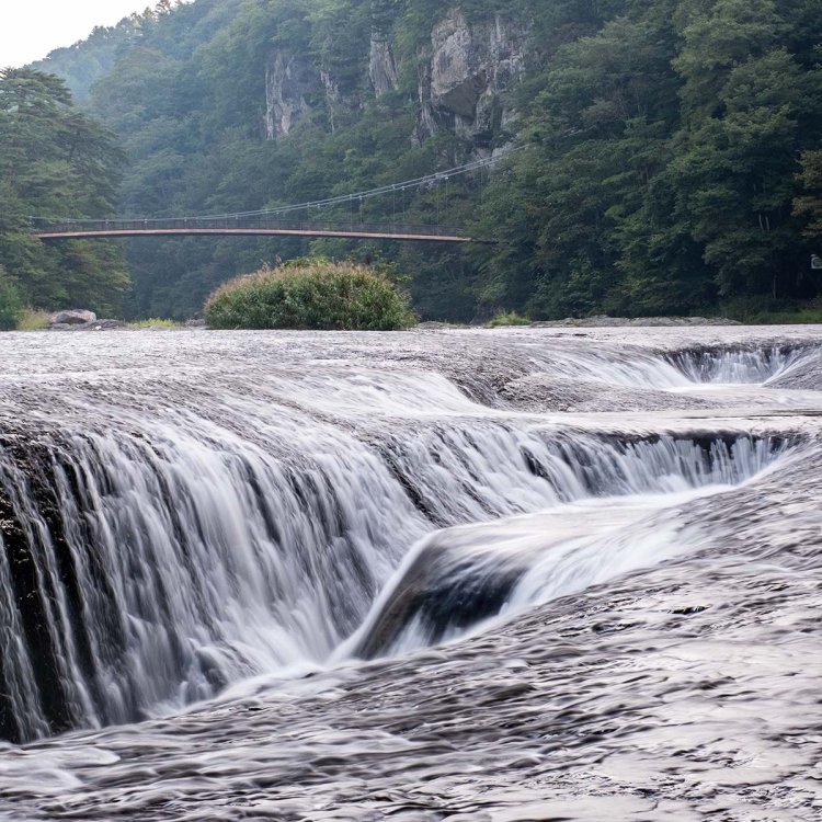 高さ7ｍ、幅30ｍ余りの吹割の滝。国道近くの六角堂からも見下ろせる。